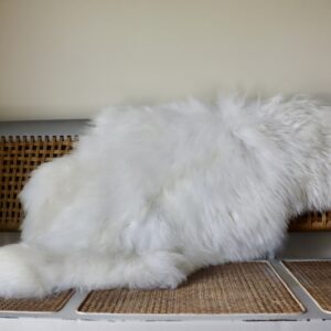 (M) White Icelandic Sheepskin Rug